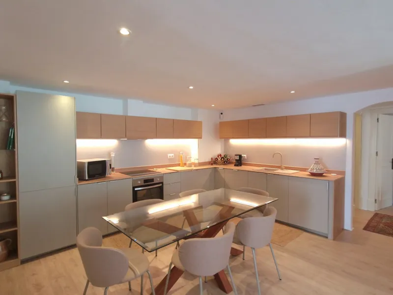 Discover this recently renovated apartment in one of Marbella's most desirable neighborhoods, just steps from Centro Plaza and only minutes from the glamour of Puerto Banús.