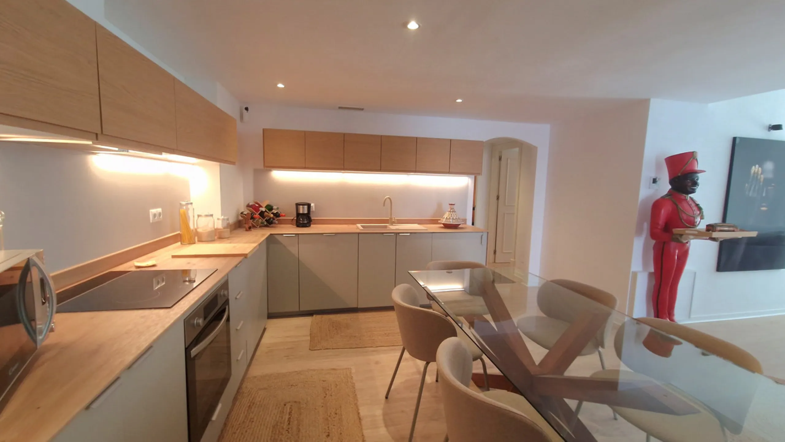 Discover this recently renovated apartment in one of Marbella's most desirable neighborhoods, just steps from Centro Plaza and only minutes from the glamour of Puerto Banús.