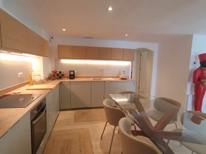 Discover this recently renovated apartment in one of Marbella's most desirable neighborhoods, just steps from Centro Plaza and only minutes from the glamour of Puerto Banús.