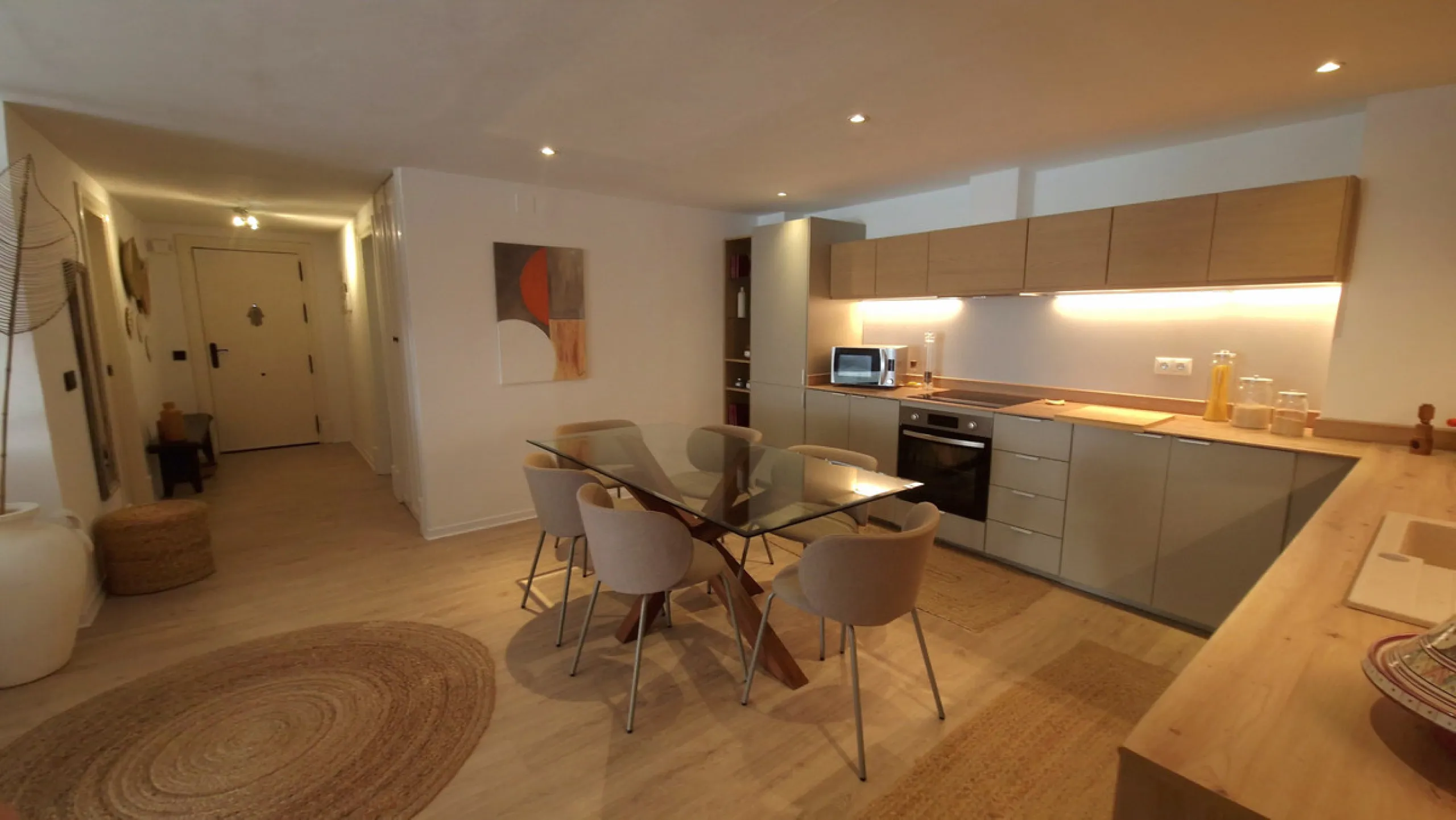 Discover this recently renovated apartment in one of Marbella's most desirable neighborhoods, just steps from Centro Plaza and only minutes from the glamour of Puerto Banús.