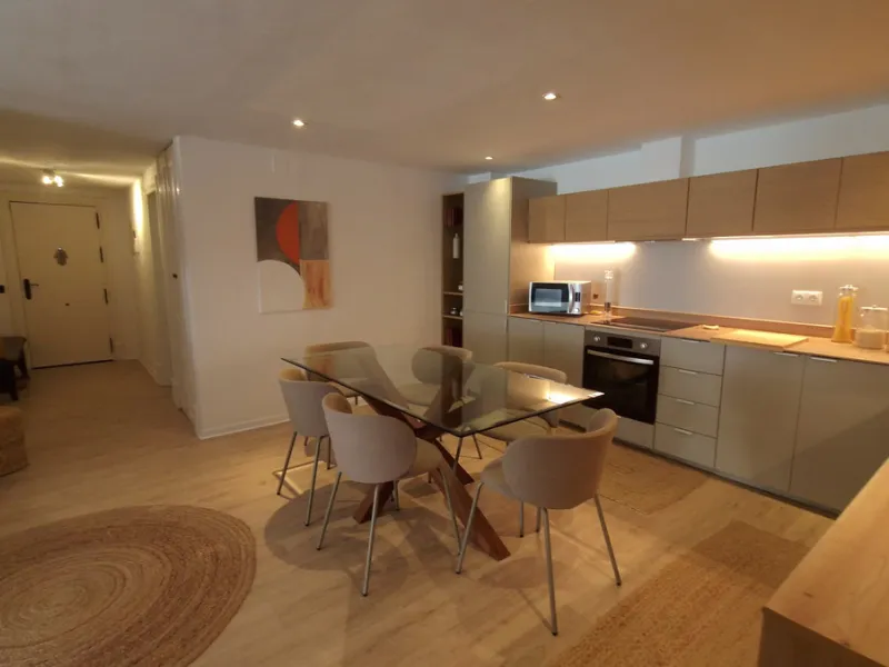 Discover this recently renovated apartment in one of Marbella's most desirable neighborhoods, just steps from Centro Plaza and only minutes from the glamour of Puerto Banús.