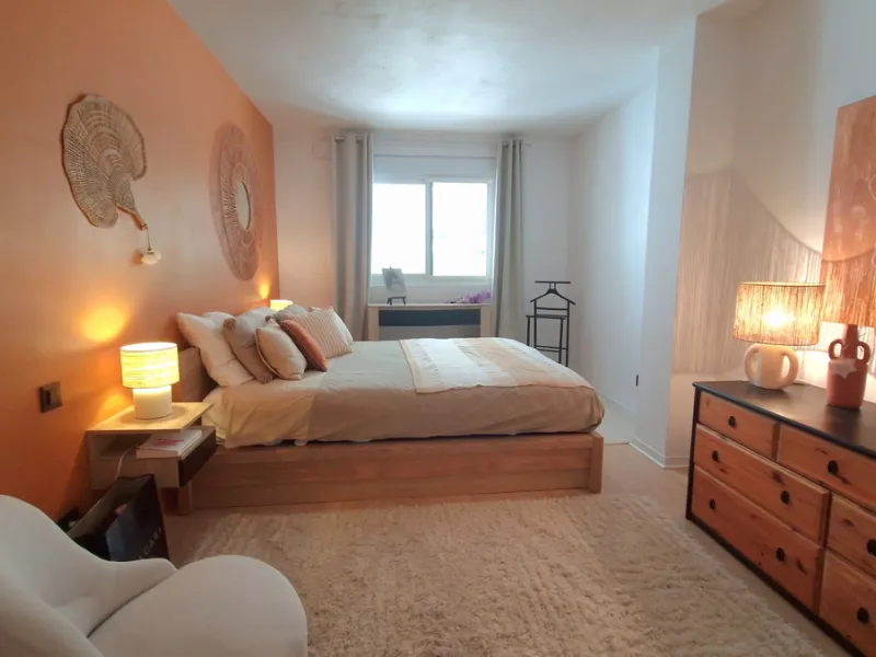 Discover this recently renovated apartment in one of Marbella's most desirable neighborhoods, just steps from Centro Plaza and only minutes from the glamour of Puerto Banús.
