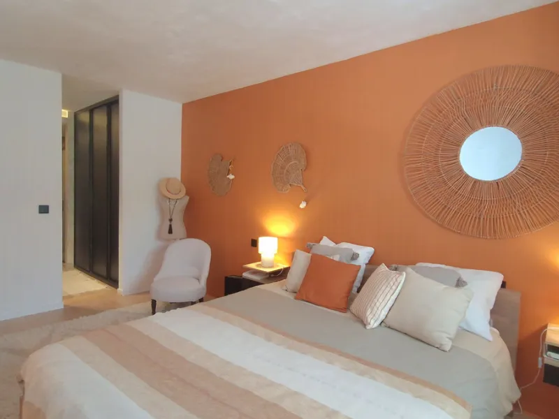 Discover this recently renovated apartment in one of Marbella's most desirable neighborhoods, just steps from Centro Plaza and only minutes from the glamour of Puerto Banús.