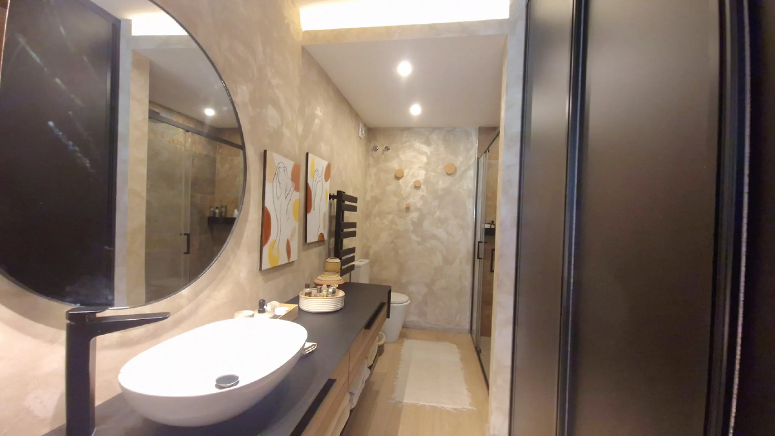Discover this recently renovated apartment in one of Marbella's most desirable neighborhoods, just steps from Centro Plaza and only minutes from the glamour of Puerto Banús.