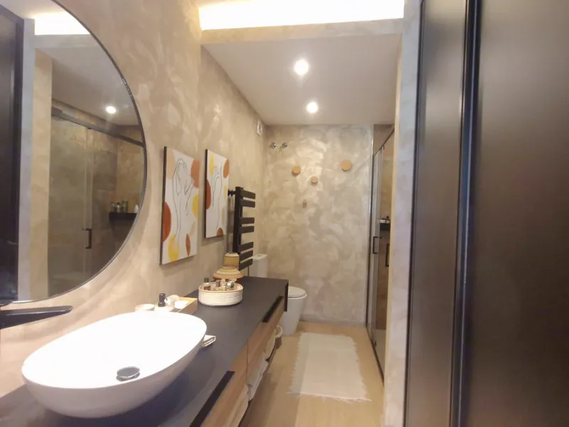 Discover this recently renovated apartment in one of Marbella's most desirable neighborhoods, just steps from Centro Plaza and only minutes from the glamour of Puerto Banús.