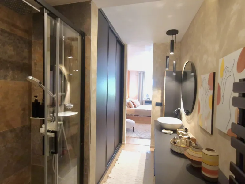 Discover this recently renovated apartment in one of Marbella's most desirable neighborhoods, just steps from Centro Plaza and only minutes from the glamour of Puerto Banús.