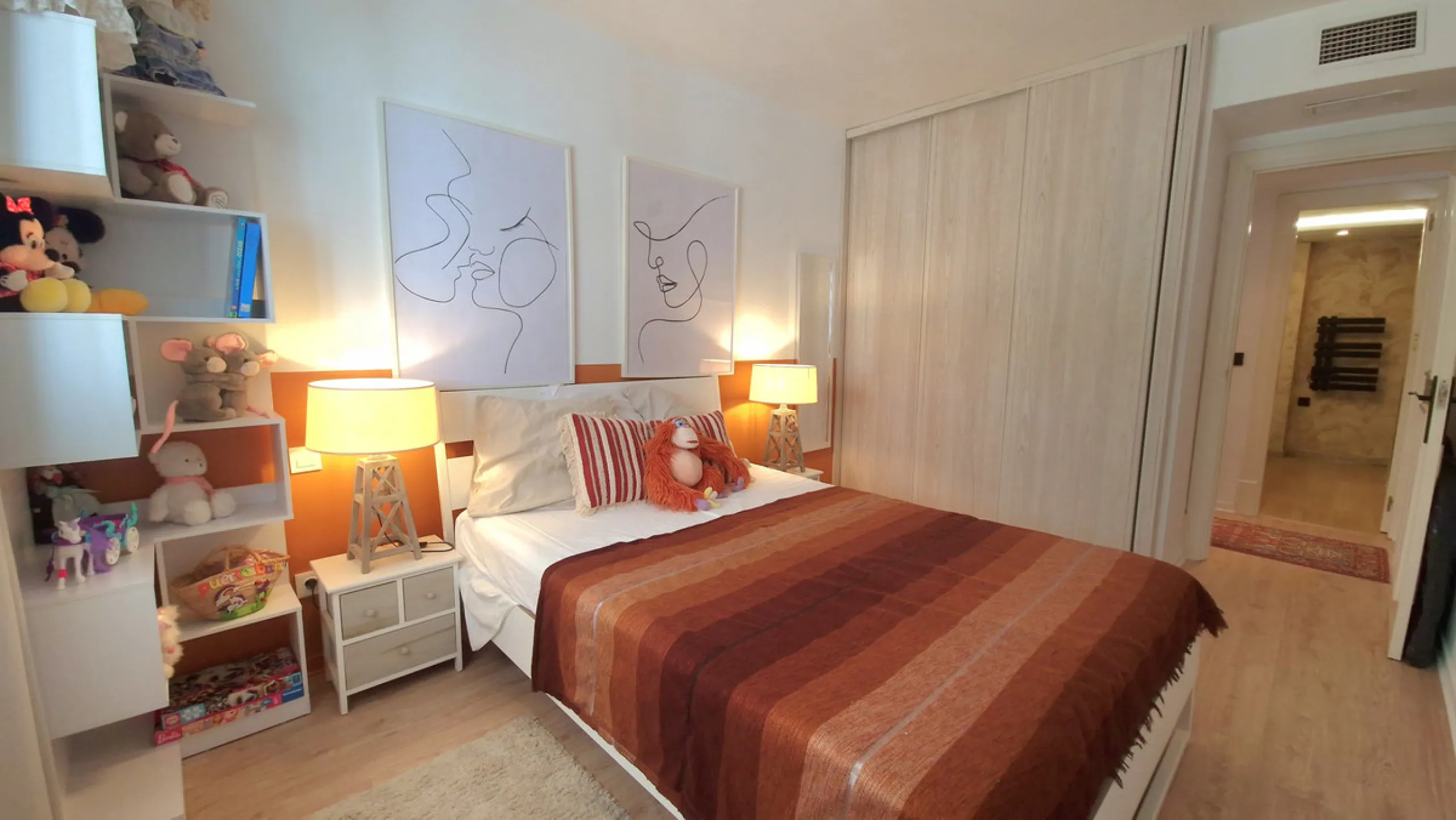 Discover this recently renovated apartment in one of Marbella's most desirable neighborhoods, just steps from Centro Plaza and only minutes from the glamour of Puerto Banús.
