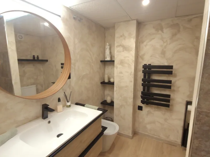 Discover this recently renovated apartment in one of Marbella's most desirable neighborhoods, just steps from Centro Plaza and only minutes from the glamour of Puerto Banús.
