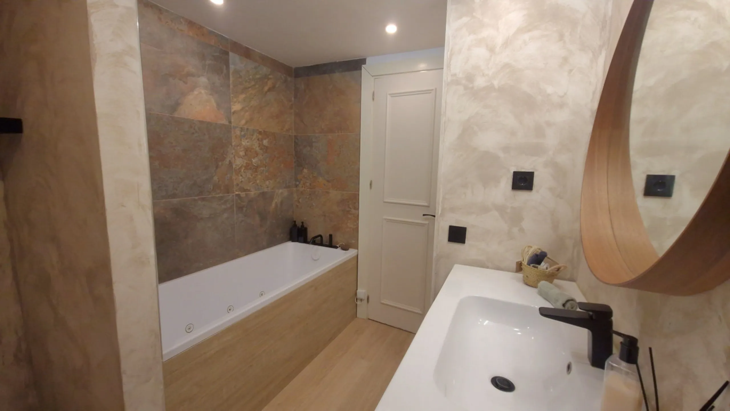 Discover this recently renovated apartment in one of Marbella's most desirable neighborhoods, just steps from Centro Plaza and only minutes from the glamour of Puerto Banús.