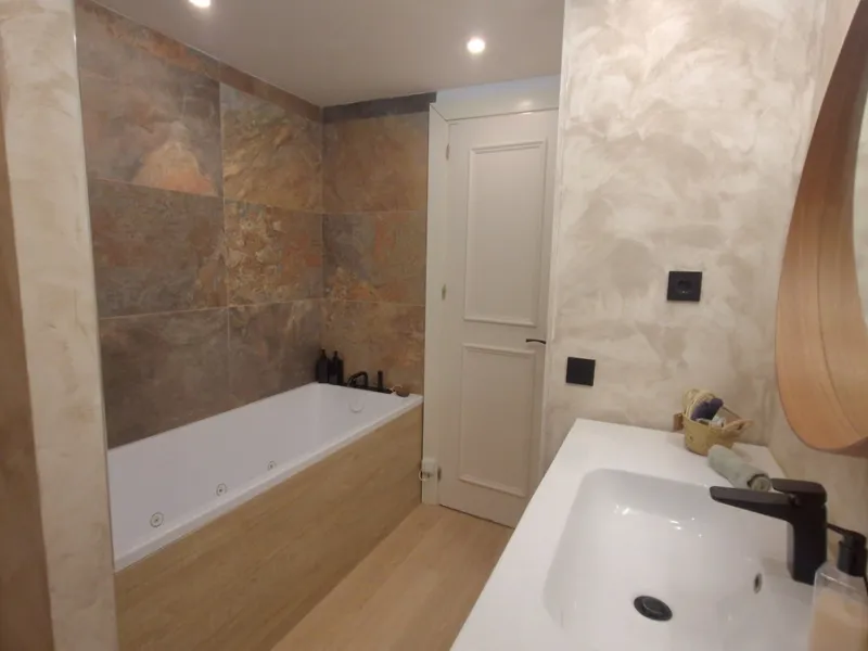 Discover this recently renovated apartment in one of Marbella's most desirable neighborhoods, just steps from Centro Plaza and only minutes from the glamour of Puerto Banús.