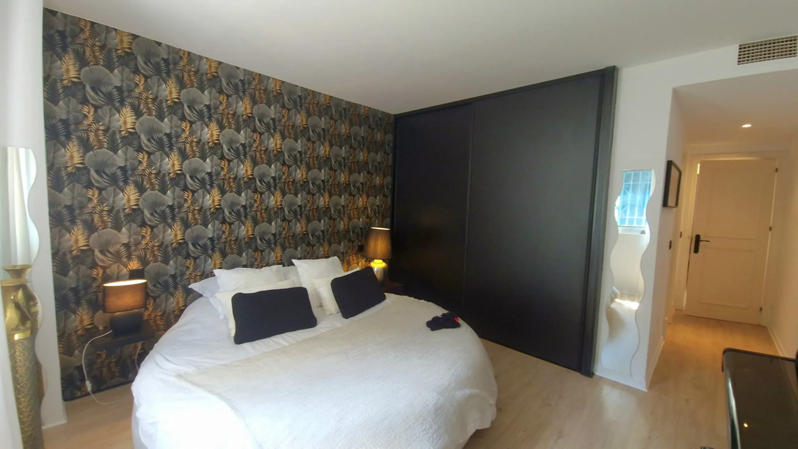 Discover this recently renovated apartment in one of Marbella's most desirable neighborhoods, just steps from Centro Plaza and only minutes from the glamour of Puerto Banús.
