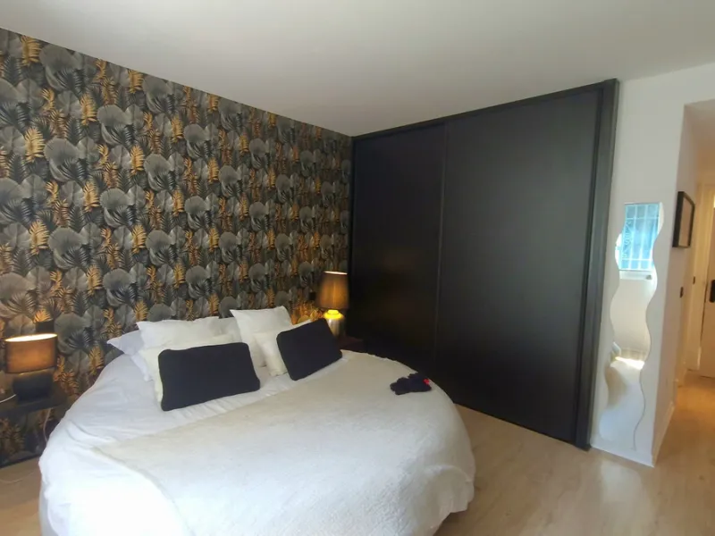 Discover this recently renovated apartment in one of Marbella's most desirable neighborhoods, just steps from Centro Plaza and only minutes from the glamour of Puerto Banús.
