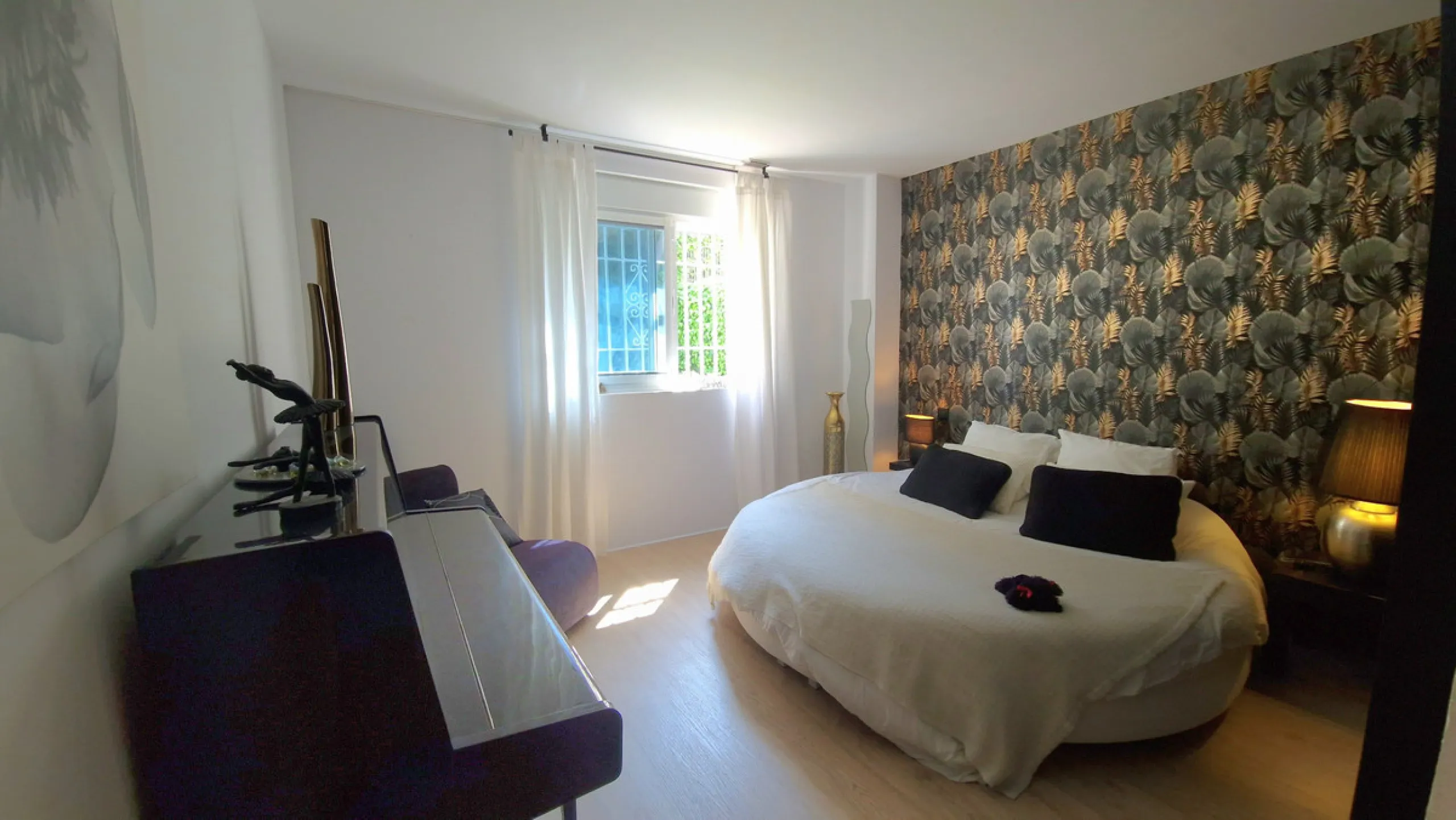 Discover this recently renovated apartment in one of Marbella's most desirable neighborhoods, just steps from Centro Plaza and only minutes from the glamour of Puerto Banús.