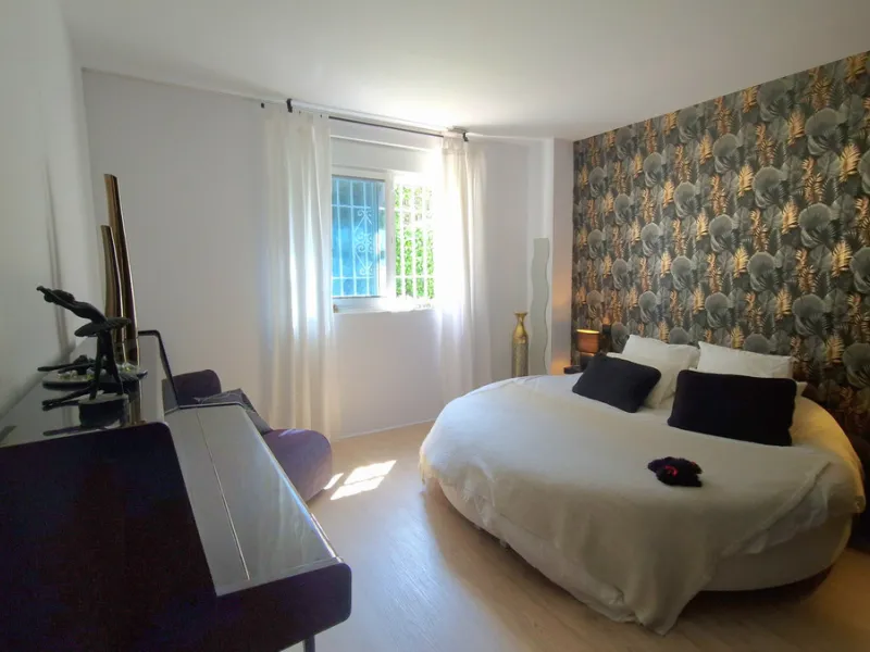 Discover this recently renovated apartment in one of Marbella's most desirable neighborhoods, just steps from Centro Plaza and only minutes from the glamour of Puerto Banús.