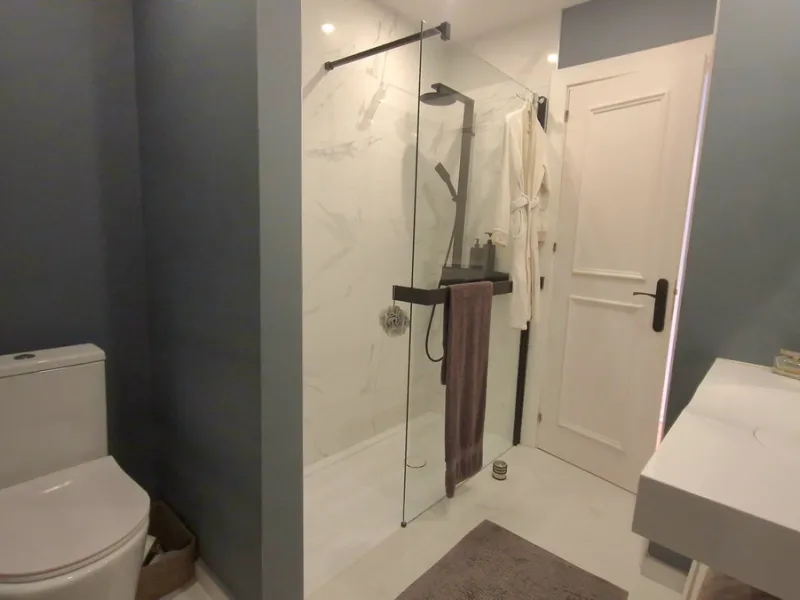 Discover this recently renovated apartment in one of Marbella's most desirable neighborhoods, just steps from Centro Plaza and only minutes from the glamour of Puerto Banús.