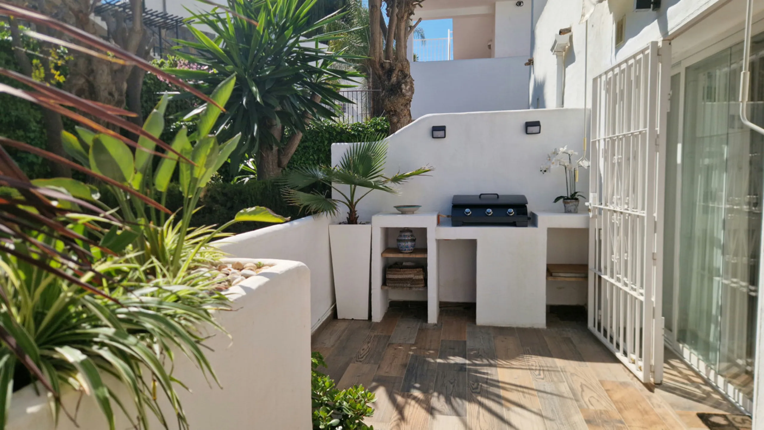 Discover this recently renovated apartment in one of Marbella's most desirable neighborhoods, just steps from Centro Plaza and only minutes from the glamour of Puerto Banús.