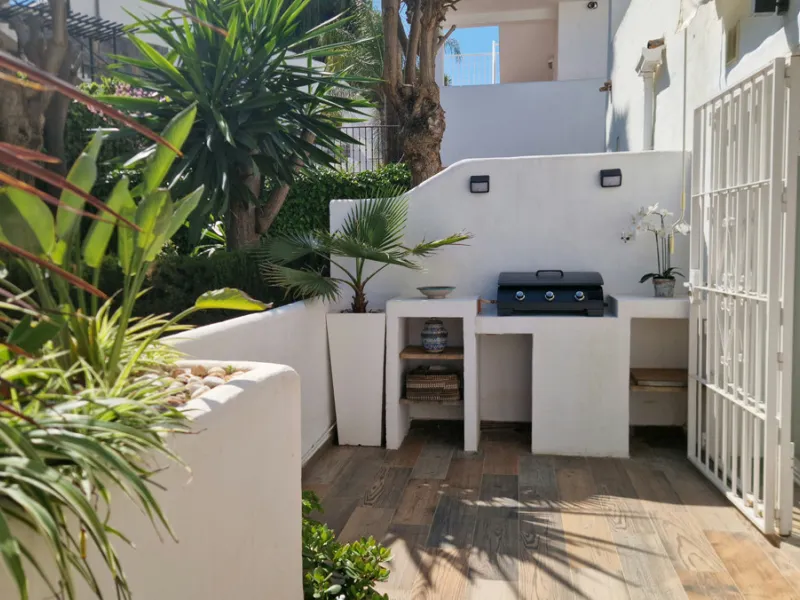 Discover this recently renovated apartment in one of Marbella's most desirable neighborhoods, just steps from Centro Plaza and only minutes from the glamour of Puerto Banús.