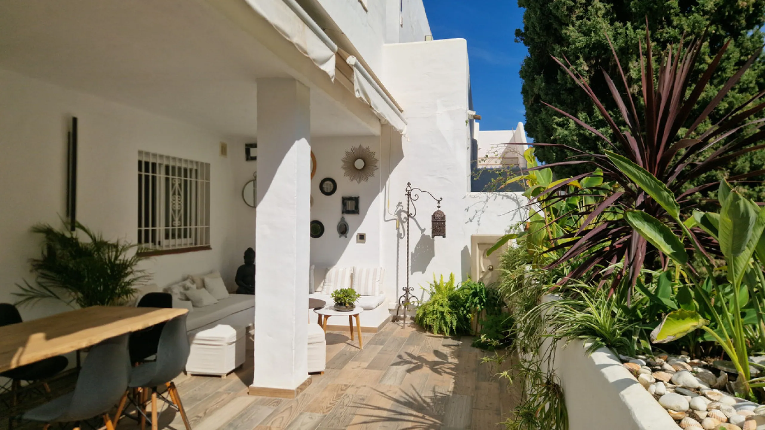 Discover this recently renovated apartment in one of Marbella's most desirable neighborhoods, just steps from Centro Plaza and only minutes from the glamour of Puerto Banús.