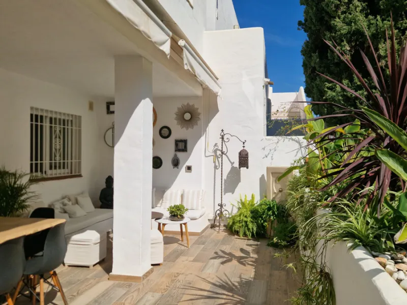 Discover this recently renovated apartment in one of Marbella's most desirable neighborhoods, just steps from Centro Plaza and only minutes from the glamour of Puerto Banús.