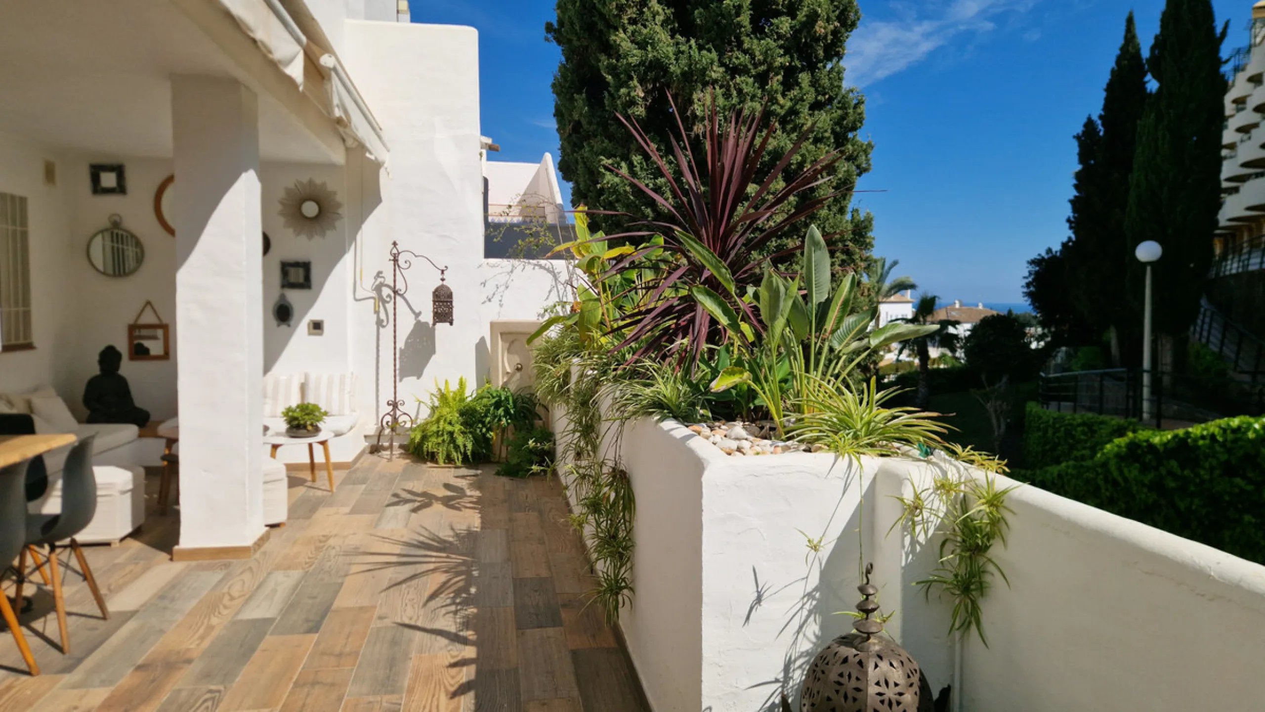 Discover this recently renovated apartment in one of Marbella's most desirable neighborhoods, just steps from Centro Plaza and only minutes from the glamour of Puerto Banús.