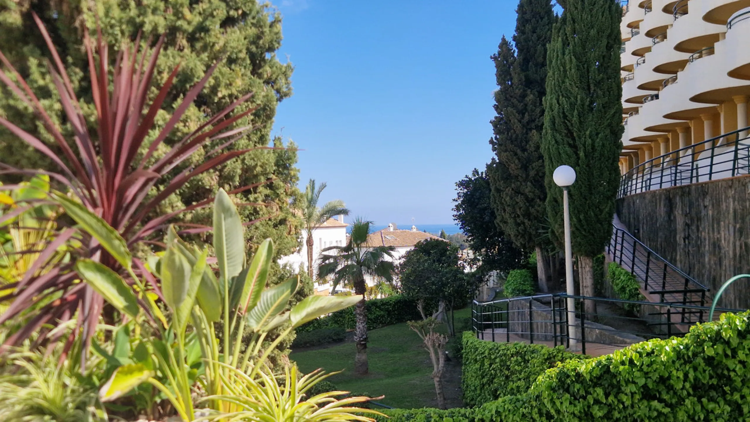 Discover this recently renovated apartment in one of Marbella's most desirable neighborhoods, just steps from Centro Plaza and only minutes from the glamour of Puerto Banús.