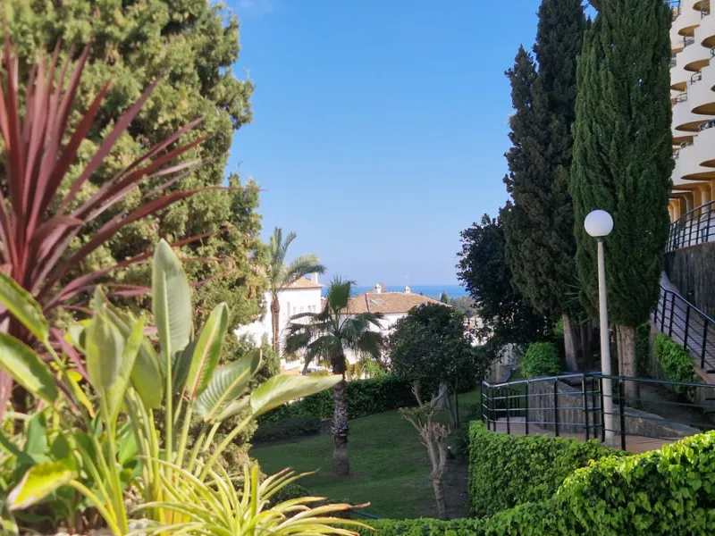 Discover this recently renovated apartment in one of Marbella's most desirable neighborhoods, just steps from Centro Plaza and only minutes from the glamour of Puerto Banús.
