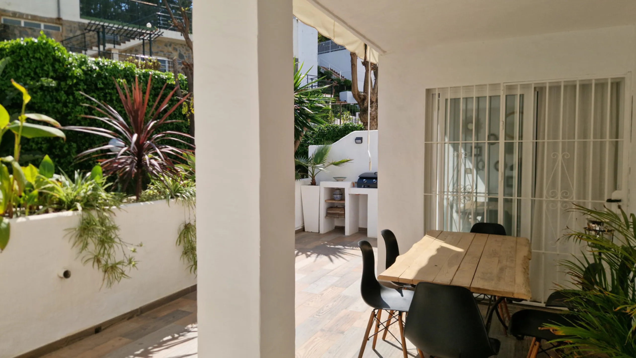 Discover this recently renovated apartment in one of Marbella's most desirable neighborhoods, just steps from Centro Plaza and only minutes from the glamour of Puerto Banús.
