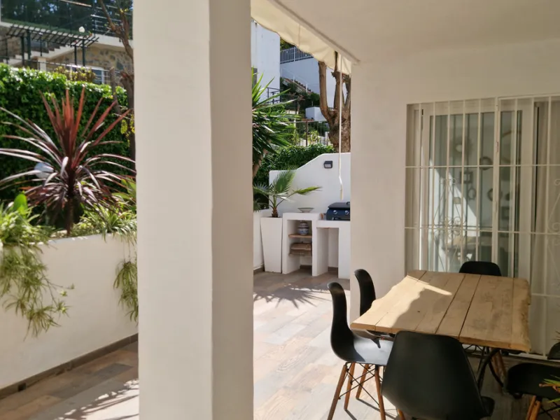 Discover this recently renovated apartment in one of Marbella's most desirable neighborhoods, just steps from Centro Plaza and only minutes from the glamour of Puerto Banús.