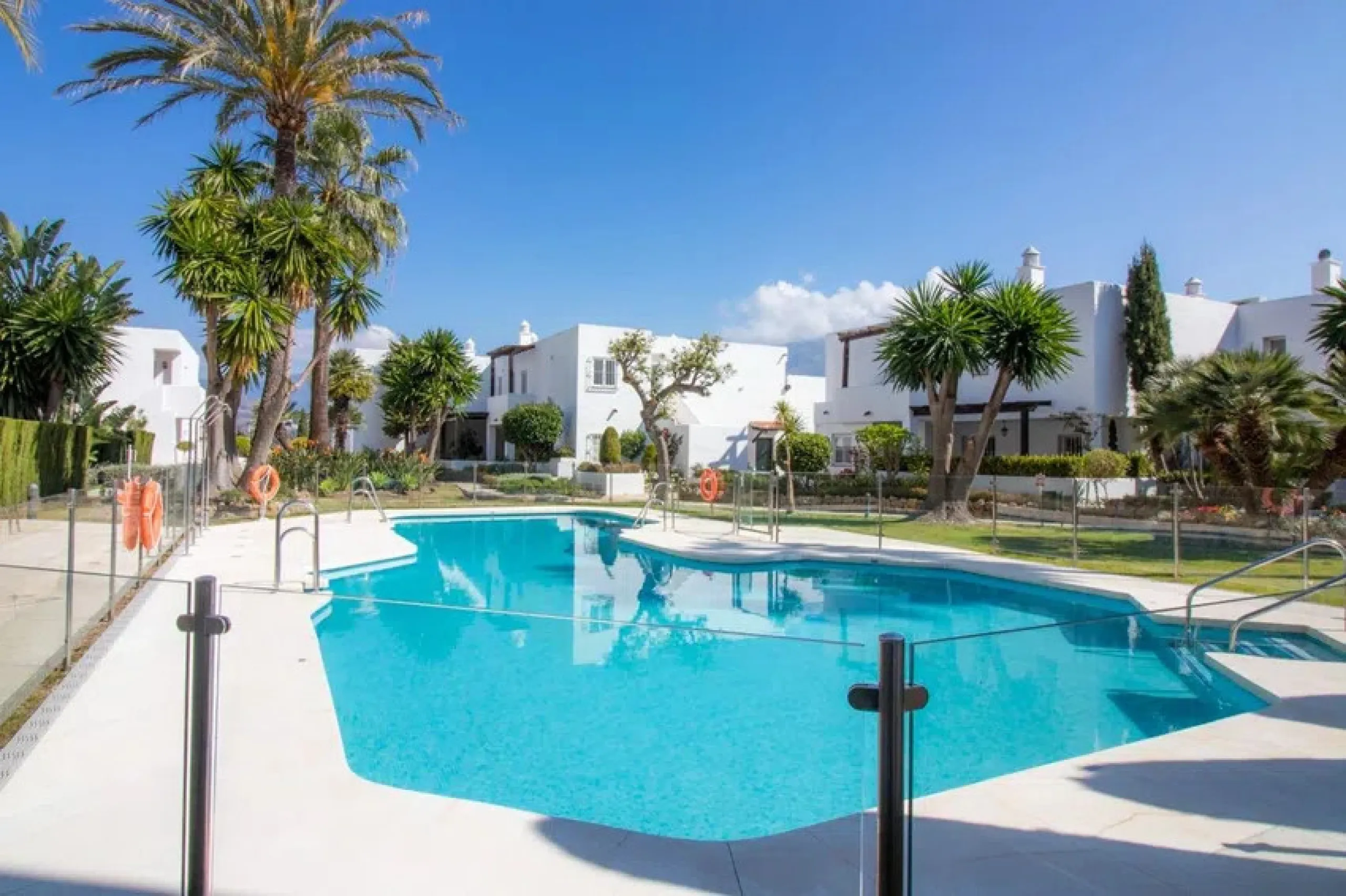 Discover this recently renovated apartment in one of Marbella's most desirable neighborhoods, just steps from Centro Plaza and only minutes from the glamour of Puerto Banús.