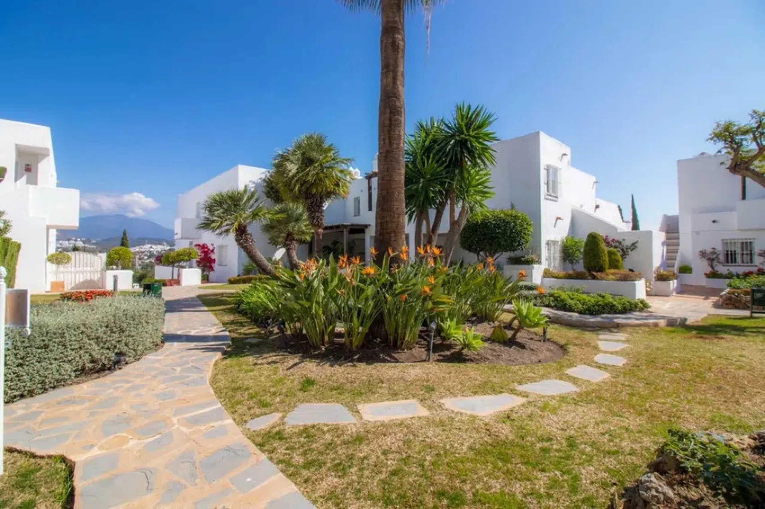 Discover this recently renovated apartment in one of Marbella's most desirable neighborhoods, just steps from Centro Plaza and only minutes from the glamour of Puerto Banús.