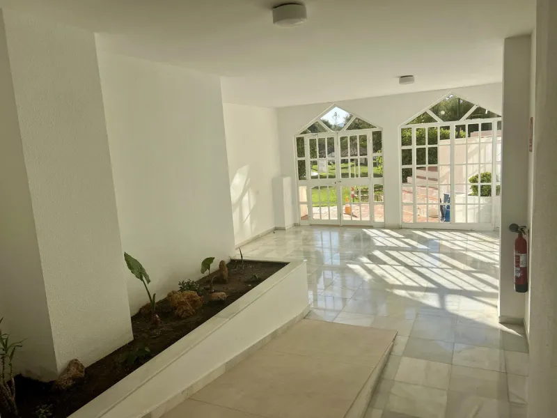 In the heart of the Costa del Sol, we present this spacious flat located in the quiet area of Seghers, in Estepona. Strategically located just a few steps from the marina, the beach and the charming town centre, this property stands out for its excellent 
