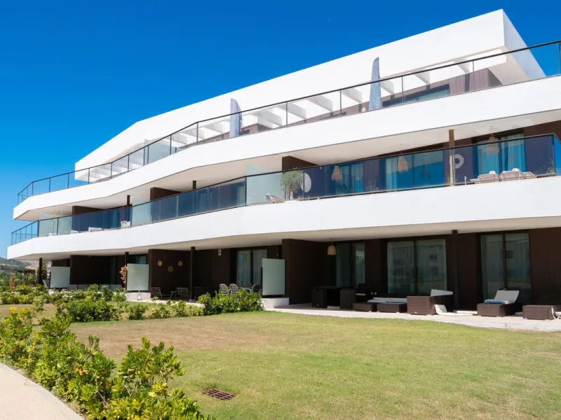 We present to you this magnificent apartment located in the exclusive La Sabina development in Casares, a privileged enclave on the Costa del Sol that combines tranquillity, nature, and proximity to the sea.