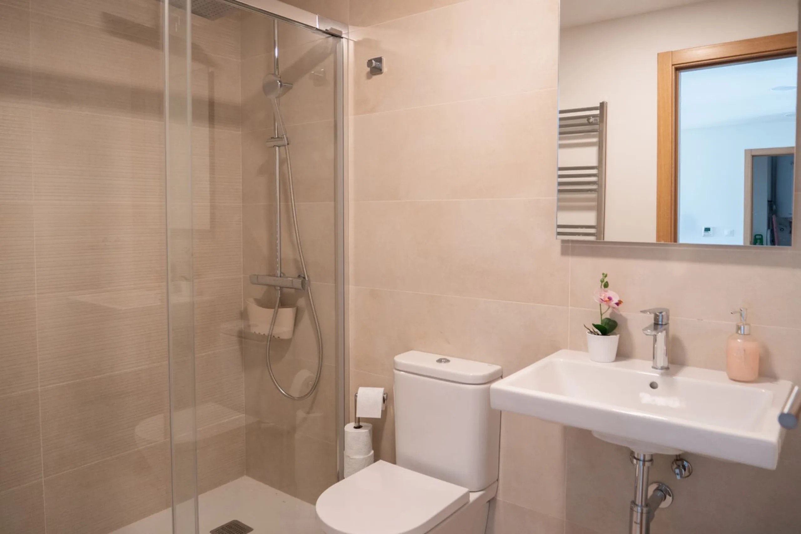 Apartment - Middle Floor Apartment в продаже в Casares, Málaga. В доме 2 спален и 2 ванных комнат. Площадь дома 100 м²