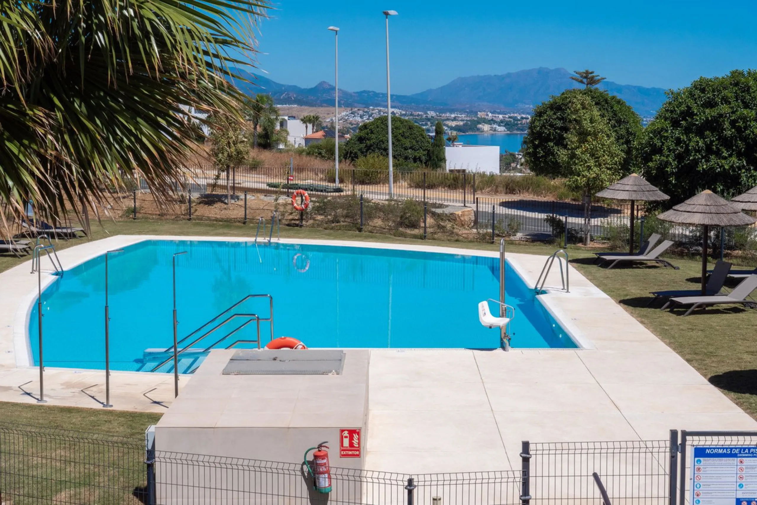 Apartment - Middle Floor Apartment в продаже в Casares, Málaga. В доме 2 спален и 2 ванных комнат. Площадь дома 100 м²