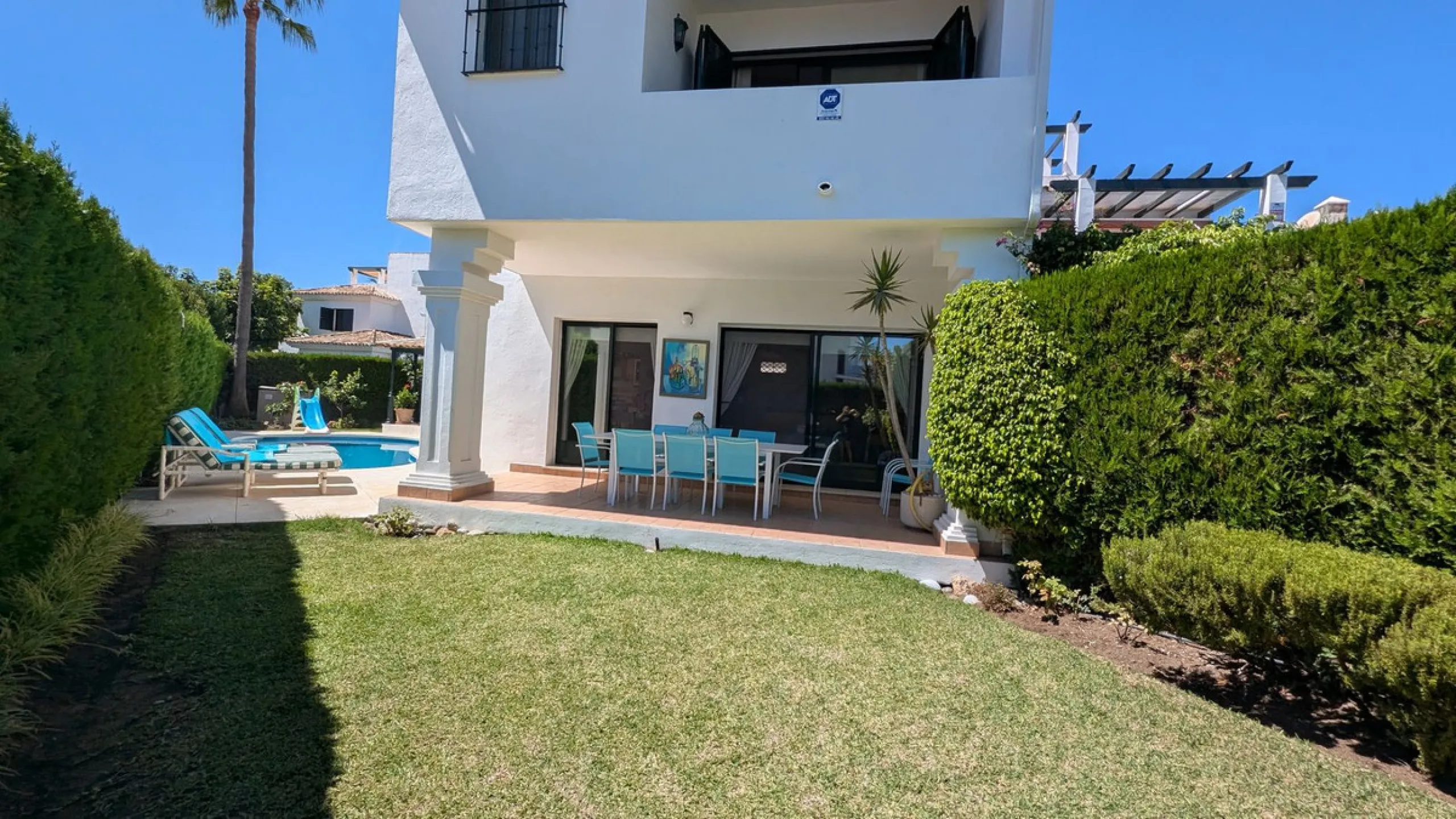 House - Semi-Detached House в продаже в Marbella, Málaga. В доме 4 спален и 5 ванных комнат. Площадь дома 420 м². Площадь участка 395 м²