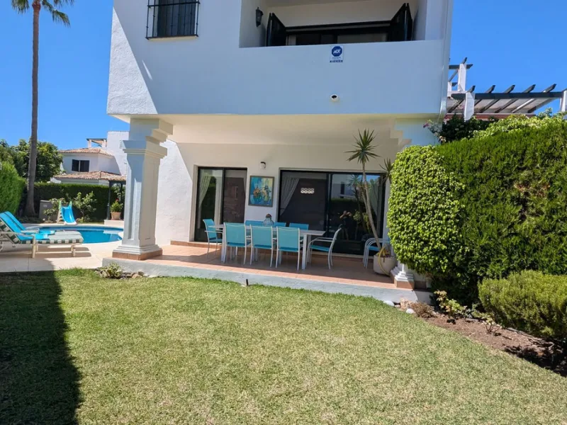House - Semi-Detached House в продаже в Marbella, Málaga. В доме 4 спален и 5 ванных комнат. Площадь дома 420 м². Площадь участка 395 м²