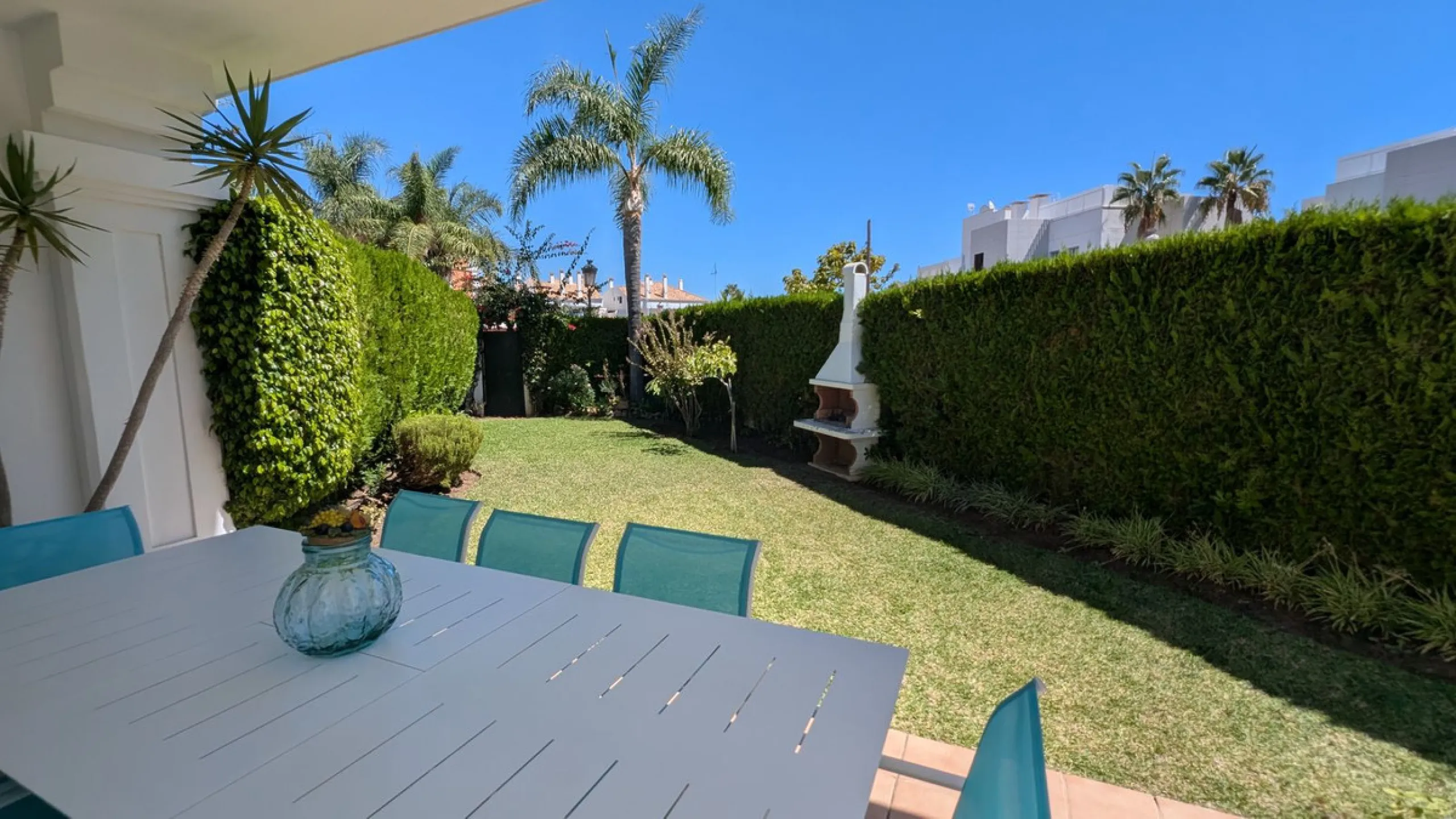 House - Semi-Detached House в продаже в Marbella, Málaga. В доме 4 спален и 5 ванных комнат. Площадь дома 420 м². Площадь участка 395 м²