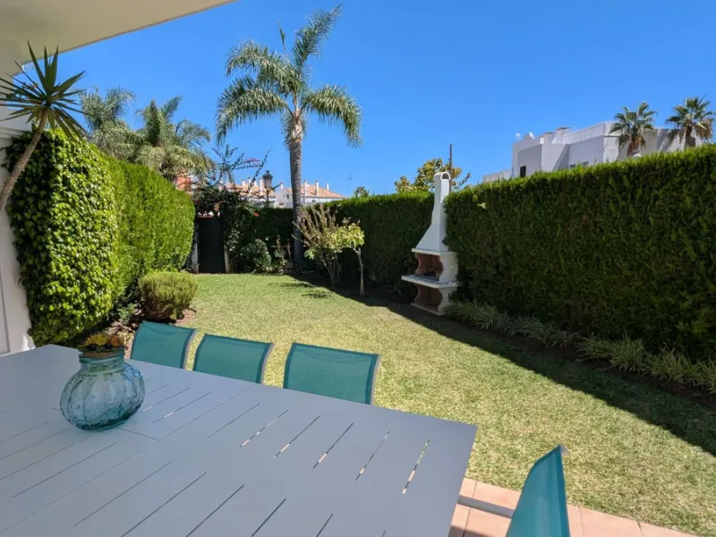 House - Semi-Detached House в продаже в Marbella, Málaga. В доме 4 спален и 5 ванных комнат. Площадь дома 420 м². Площадь участка 395 м²