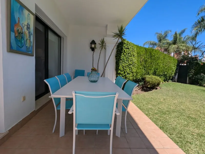 House - Semi-Detached House в продаже в Marbella, Málaga. В доме 4 спален и 5 ванных комнат. Площадь дома 420 м². Площадь участка 395 м²