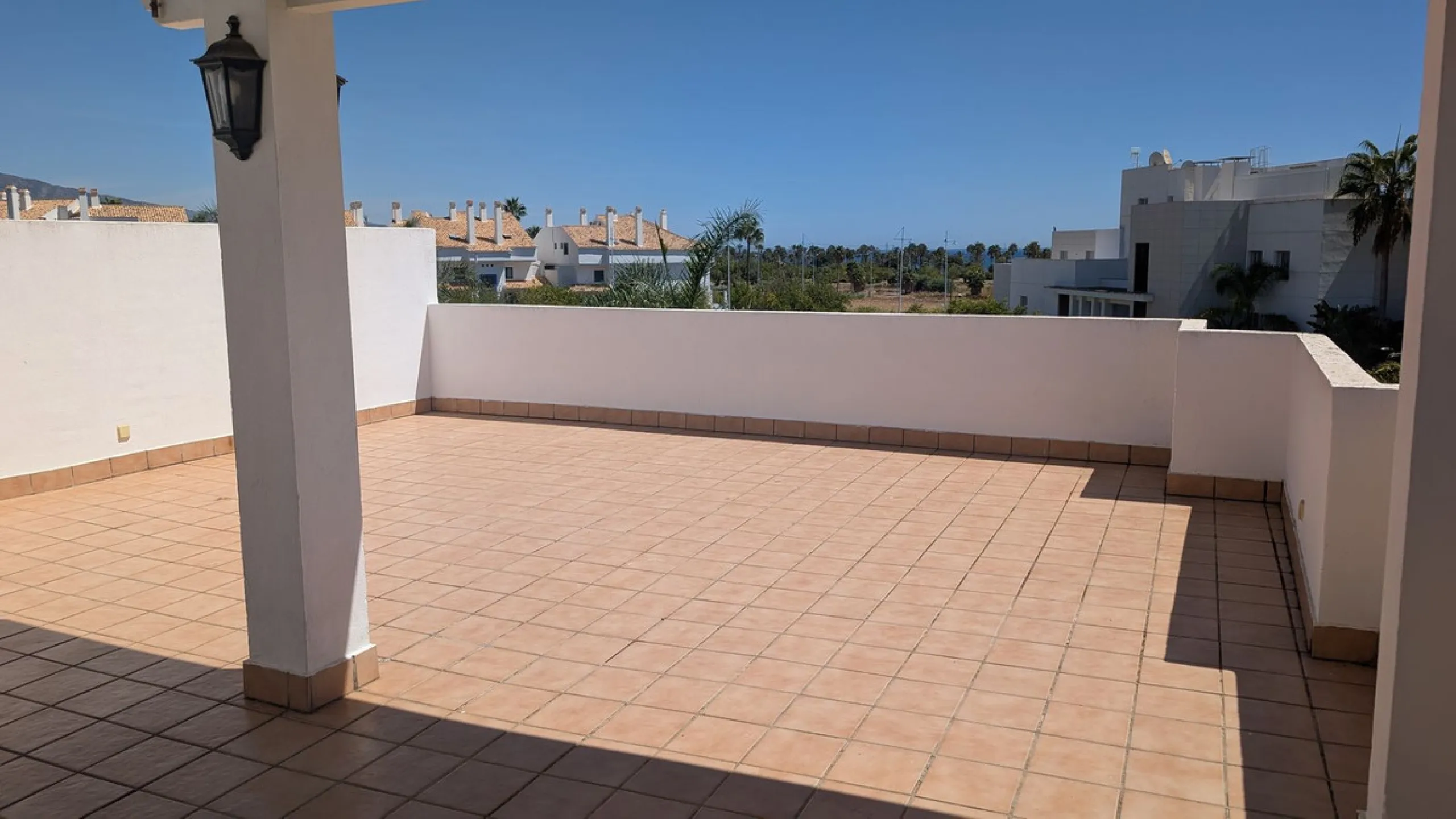House - Semi-Detached House в продаже в Marbella, Málaga. В доме 4 спален и 5 ванных комнат. Площадь дома 420 м². Площадь участка 395 м²