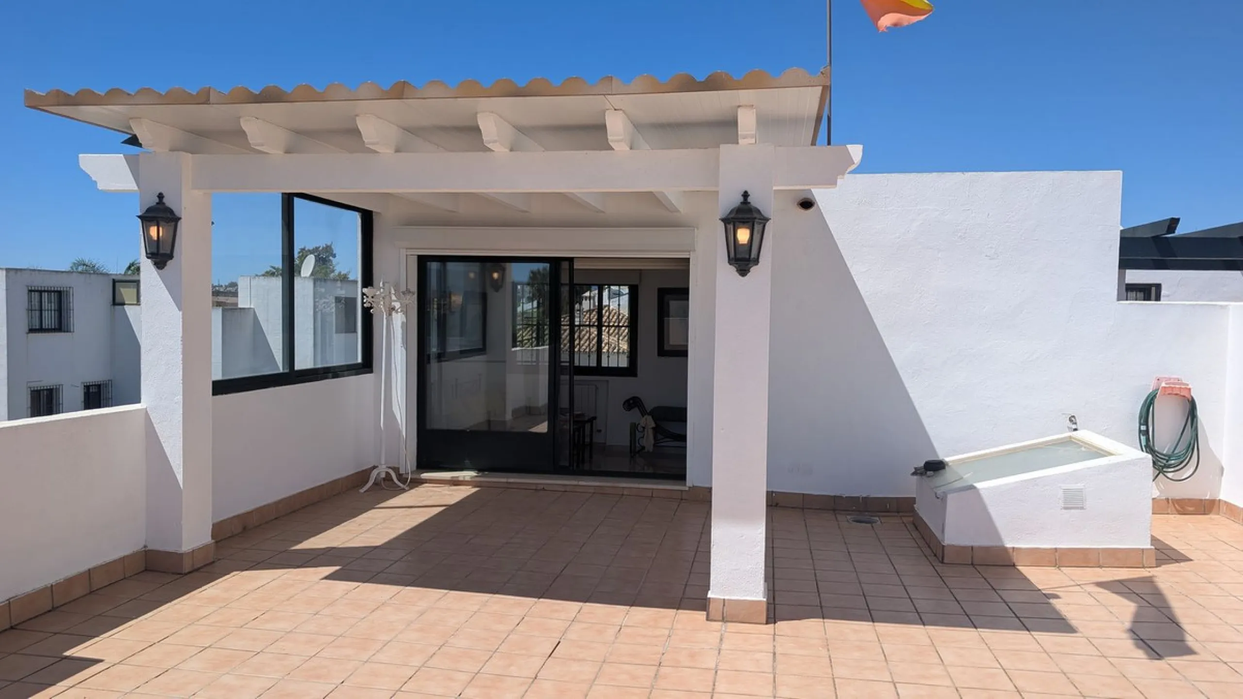 House - Semi-Detached House в продаже в Marbella, Málaga. В доме 4 спален и 5 ванных комнат. Площадь дома 420 м². Площадь участка 395 м²