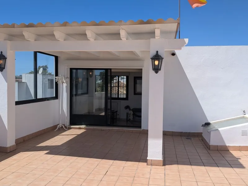 House - Semi-Detached House в продаже в Marbella, Málaga. В доме 4 спален и 5 ванных комнат. Площадь дома 420 м². Площадь участка 395 м²