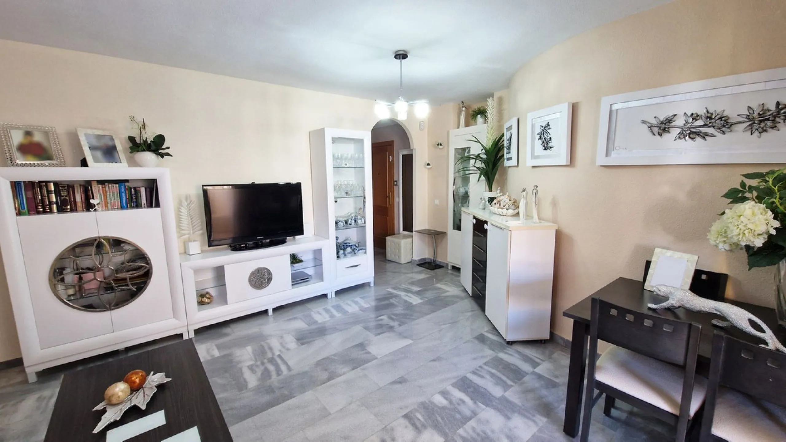 Apartment - Middle Floor Apartment в продаже в Benalmadena, Málaga. В доме 2 спален и 1 ванных комнат. Площадь дома 77 м²