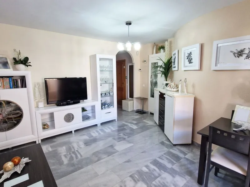 Apartment - Middle Floor Apartment в продаже в Benalmadena, Málaga. В доме 2 спален и 1 ванных комнат. Площадь дома 77 м²