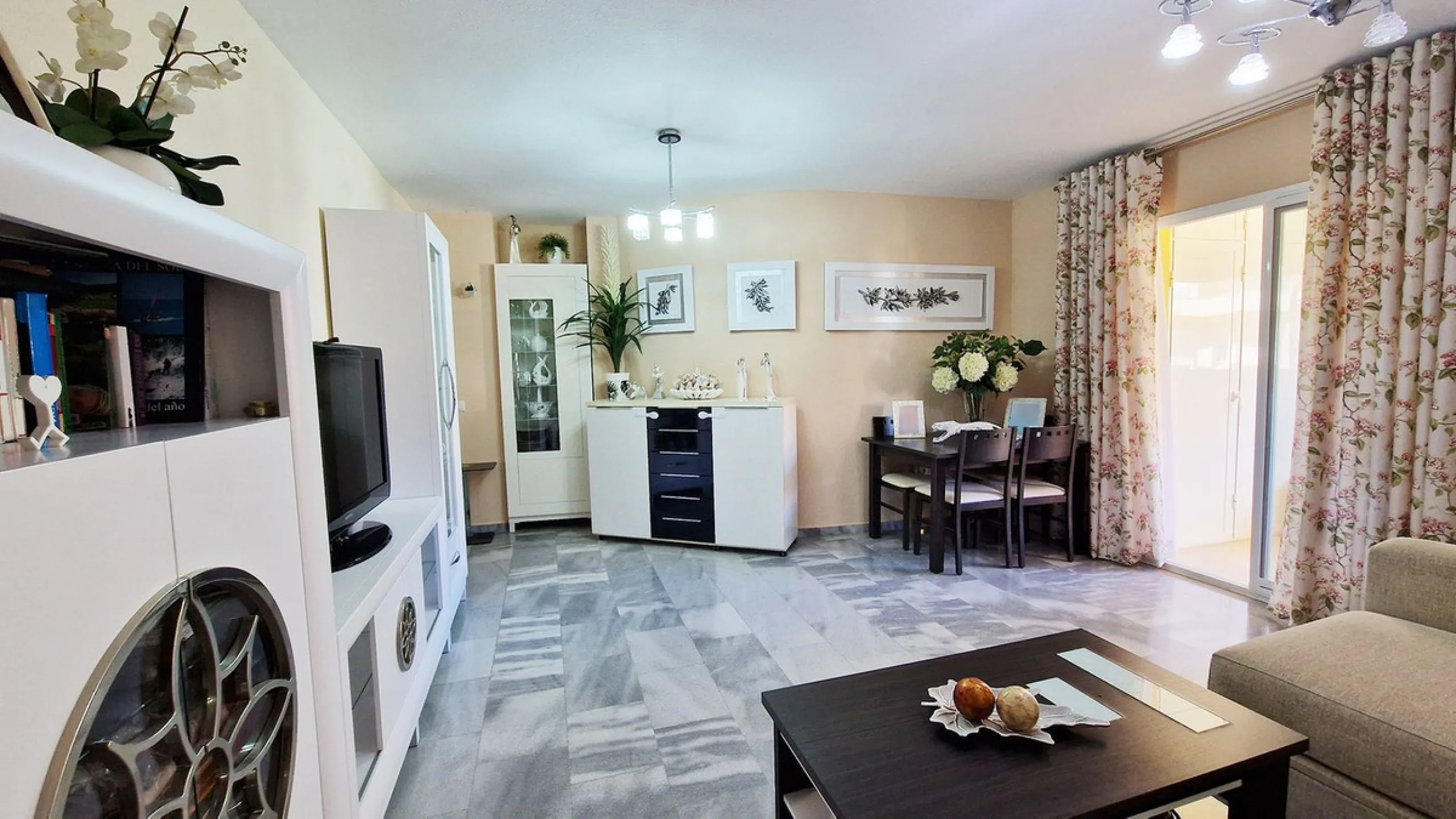 Apartment - Middle Floor Apartment в продаже в Benalmadena, Málaga. В доме 2 спален и 1 ванных комнат. Площадь дома 77 м²