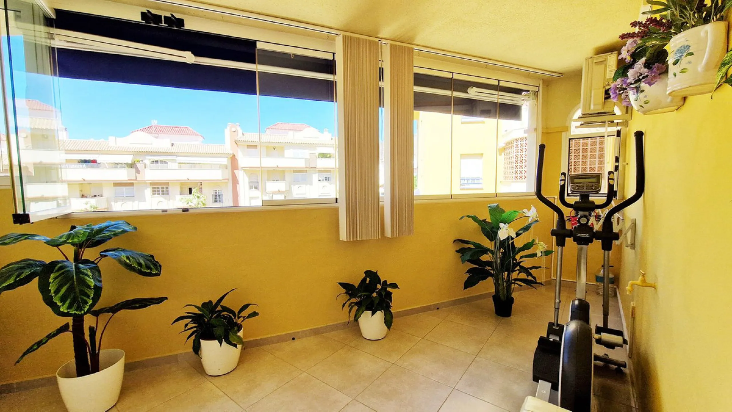 Apartment - Middle Floor Apartment в продаже в Benalmadena, Málaga. В доме 2 спален и 1 ванных комнат. Площадь дома 77 м²