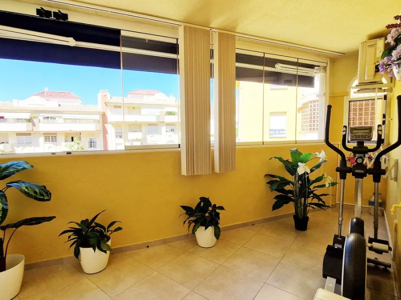 Apartment - Middle Floor Apartment в продаже в Benalmadena, Málaga. В доме 2 спален и 1 ванных комнат. Площадь дома 77 м²