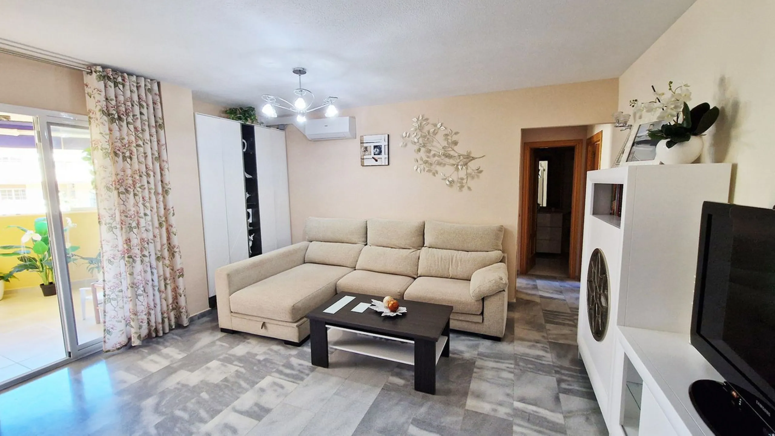 Apartment - Middle Floor Apartment в продаже в Benalmadena, Málaga. В доме 2 спален и 1 ванных комнат. Площадь дома 77 м²