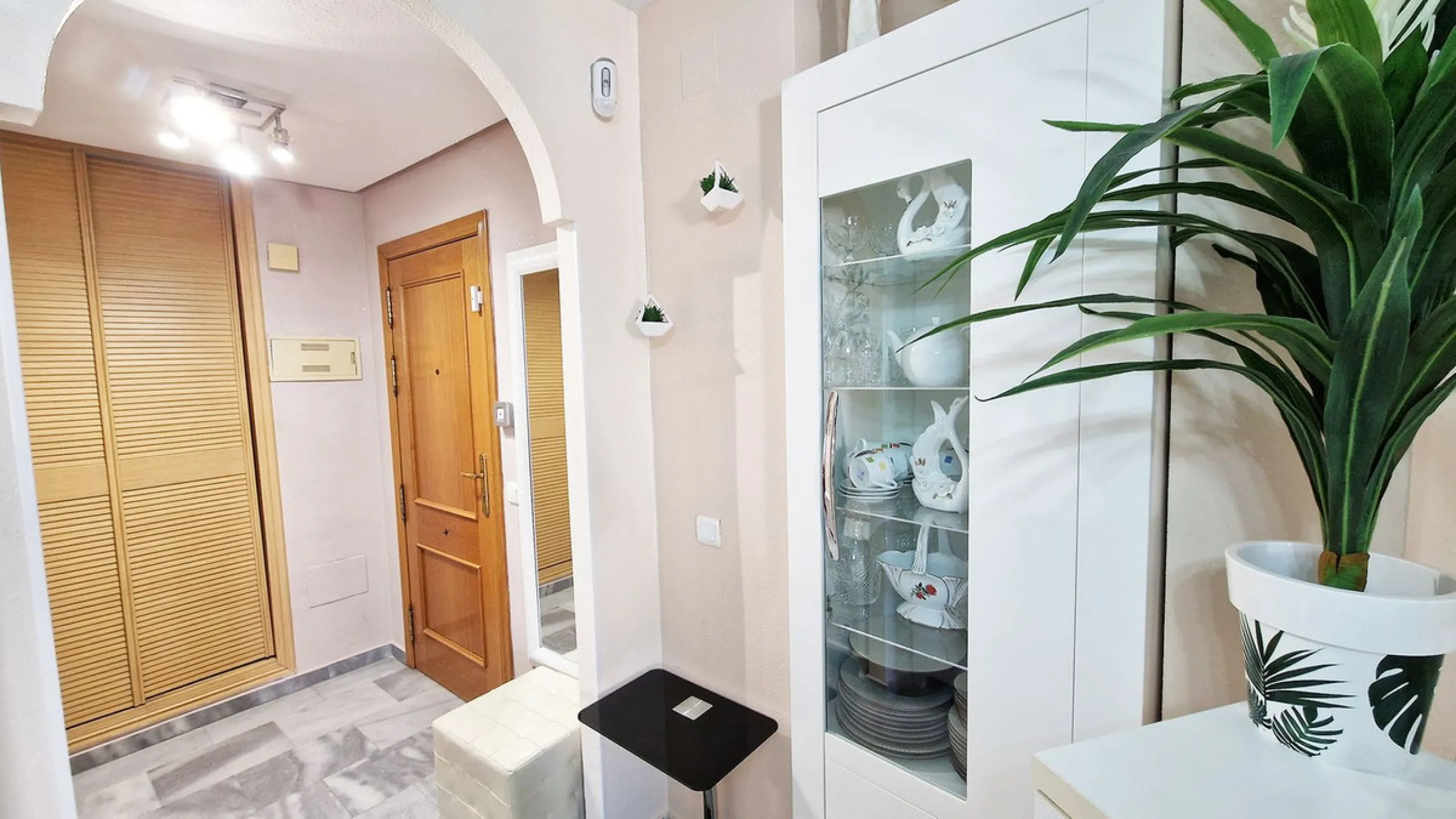 Apartment - Middle Floor Apartment в продаже в Benalmadena, Málaga. В доме 2 спален и 1 ванных комнат. Площадь дома 77 м²