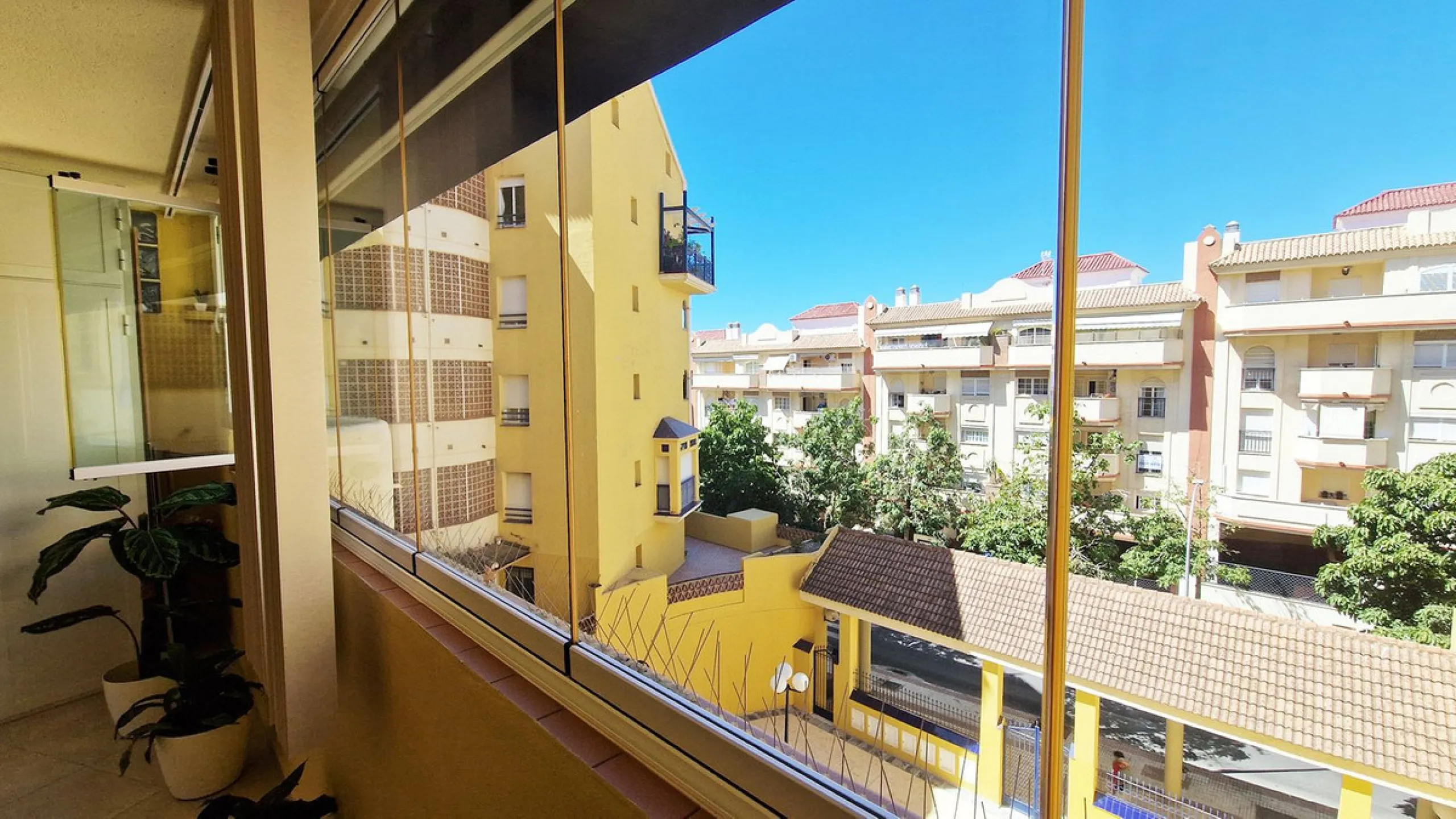 Apartment - Middle Floor Apartment в продаже в Benalmadena, Málaga. В доме 2 спален и 1 ванных комнат. Площадь дома 77 м²